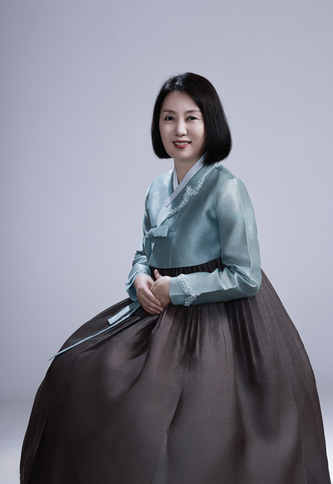鄭風(fēng)淑，朝鮮族，1969年生。吉林省延邊朝鮮族自治州人大常委會副秘書長。出版報告文學(xué)《金達萊映紅山崗》，翻譯出版長篇小說《南大川》、配圖詩歌集《中國朝鮮族民俗圖》等。曾獲《民族文學(xué)》獎翻譯獎。