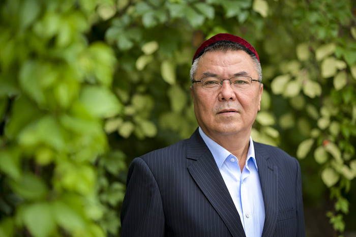 玉蘇甫·艾沙，維吾爾族，1970年生，新疆霍城人。中國(guó)石油烏魯木齊石化公司新聞媒體中心副主任，新疆作家協(xié)會(huì)副主席。著有長(zhǎng)篇紀(jì)實(shí)文學(xué)《博格達(dá)來(lái)信》，翻譯出版《王三街》等五十多部小說(shuō)。曾獲新疆天山文藝獎(jiǎng)等。