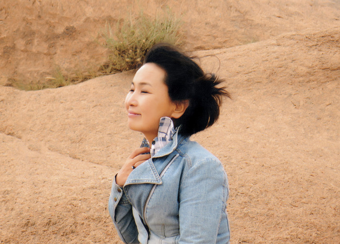 朵日娜，蒙古族，1971年生，內(nèi)蒙古赤峰市克什克騰旗人。內(nèi)蒙古赤峰市民族事務(wù)委員會(huì)副譯審，內(nèi)蒙古自治區(qū)翻譯家協(xié)會(huì)副主席。出版譯著《阿拉善風(fēng)云》（又名《遙遠(yuǎn)的大漠》）《斷裂》《飲馬井》《我給記憶命名》等。曾獲《民族文學(xué)》獎(jiǎng)，內(nèi)蒙古自治區(qū)索龍嘎文學(xué)獎(jiǎng)等。