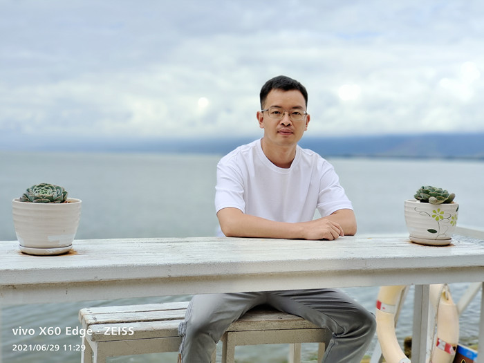 向迅，土家族，1984年生，湖北建始人?！队昊ā冯s志編輯。著有小說集《七月晚餐：南方幻想故事集》，散文集《聲音博物館》等。曾獲豐子愷散文獎、孫犁散文獎、江蘇紫金山文學(xué)獎等。