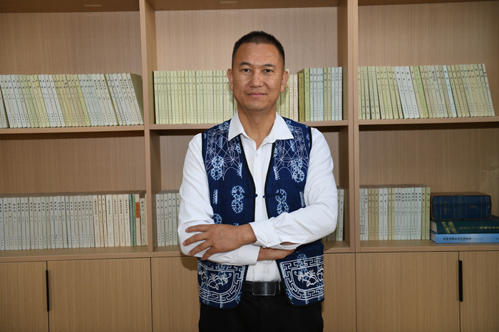 北雁，本名王燦鑫，白族，1982年生，云南洱源人。云南省大理州教育體育局高級教師。出版長篇小說《趕在太陽落山以前》等。曾獲云南文學藝術(shù)獎。
