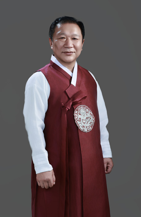 金榮健，朝鮮族，1963年生。曾任延邊人民出版社《文化時(shí)代》編輯部主編。出版詩(shī)集《晨山問候》《至水微瀾》《留在空位置的理由》等。曾獲吉林省長(zhǎng)白山文藝獎(jiǎng)、吉林省電視丹頂鶴獎(jiǎng)最優(yōu)秀導(dǎo)演獎(jiǎng)、全國(guó)少數(shù)民族廣播電視節(jié)目最優(yōu)秀導(dǎo)演獎(jiǎng)等，被評(píng)為全國(guó)百佳電視藝術(shù)工作者。編劇及總策劃的舞劇《阿里郎花》獲中國(guó)少數(shù)民族舞蹈大賽金獎(jiǎng)。