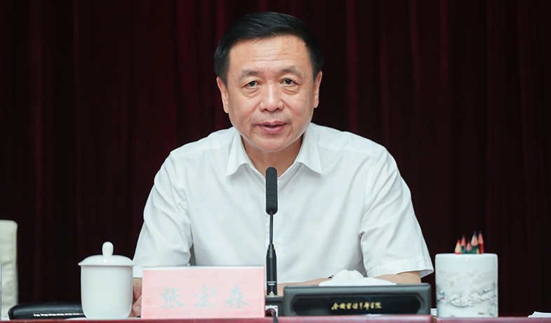 7月20日，評委會名譽(yù)主任張宏森在第一次全體會上講話