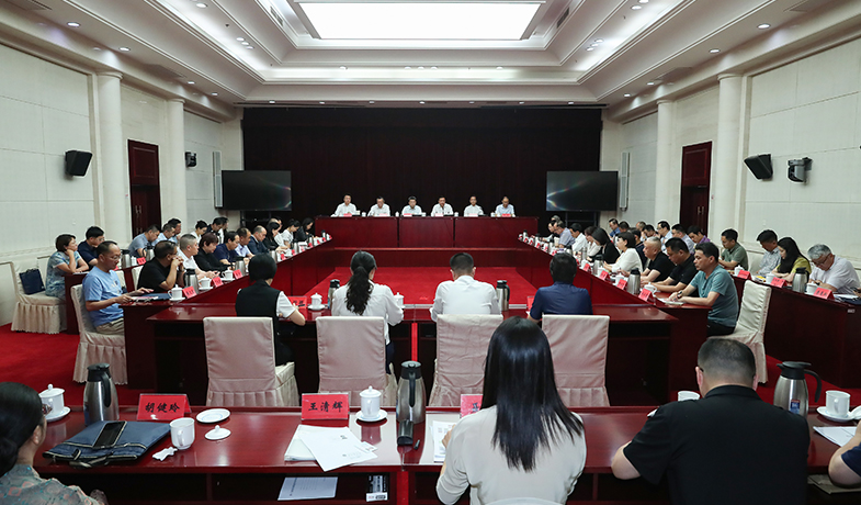7月20日，第十三屆全國少數(shù)民族文學(xué)創(chuàng)作駿馬獎評獎委員會第一次全體會議在京召開