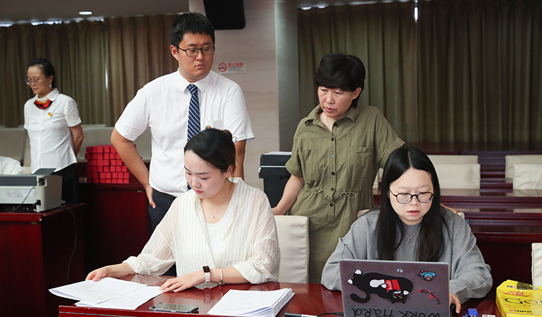 7月31日，工作人員在紀(jì)律監(jiān)察組和公證員的監(jiān)督下統(tǒng)計(jì)選票
