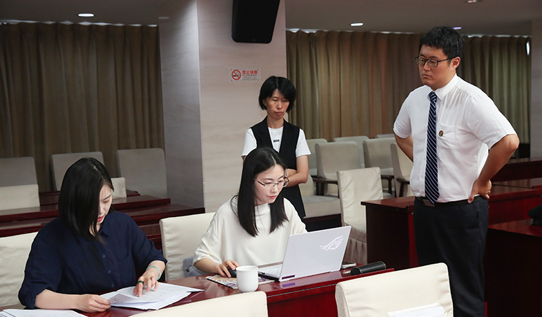 7月31日，工作人員在紀(jì)律監(jiān)察組和公證員的監(jiān)督下統(tǒng)計(jì)選票