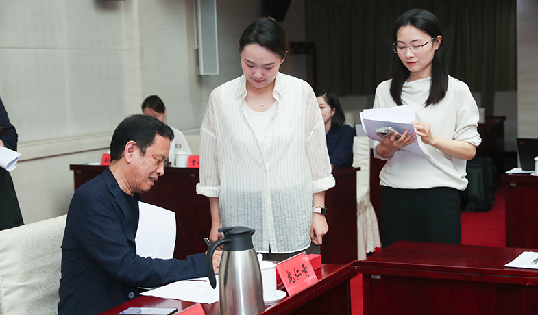 7月31日，評獎委員會主任李敬澤檢查選票統(tǒng)計(jì)情況并簽字