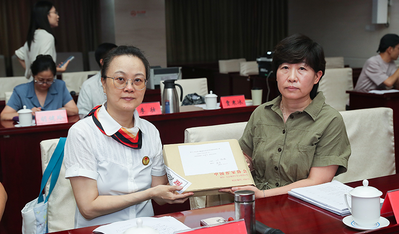 7月31日，公證處和紀(jì)律監(jiān)察組人員展示封存好的終評選票情況