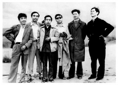 路遙（左四）與賈平凹（左三）、陳忠實（右一）等人合影，三人被稱為陜西文學(xué)界的“三駕馬車”。資料圖片