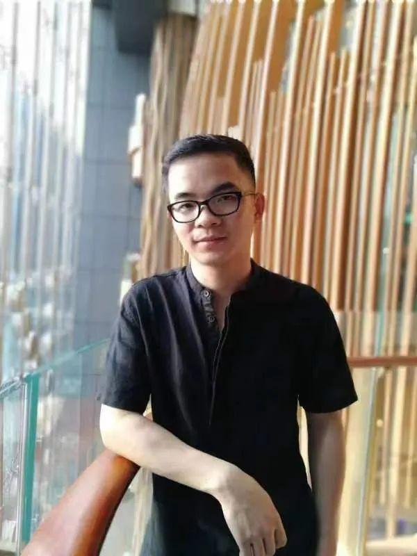 唐詩人，中國作家協(xié)會(huì)會(huì)員，廣州市文藝評(píng)論家協(xié)會(huì)理事、暨南大學(xué)文學(xué)院副教授
