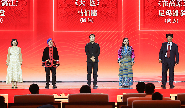 阿舍、光盤、馬伯庸、尼瑪潘多、肉孜·古力巴依領(lǐng)取第十三屆全國少數(shù)民族文學(xué)創(chuàng)作駿馬獎長篇小說獎
