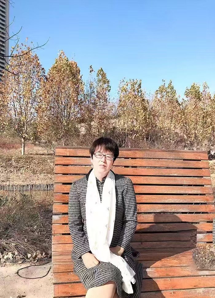 紅精靈，原名杜書紅。曾用名杜潔，舒鴻。有詩歌散見于《作品》《詩選刊》《滇池》《散文詩》《躬耕》《鄭州日報》等。寫作是一種修行，詩歌是靈魂的舞者。  