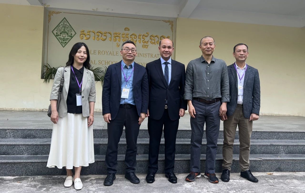 柬埔寨副首相洪瑪尼會見中國作家代表團(tuán)（左起：付秀瑩、東西、洪瑪尼、畢飛宇、李約熱）