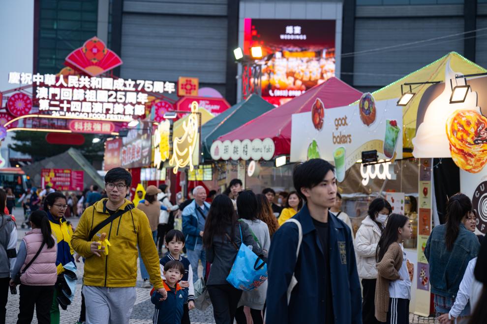 11月24日，市民在第二十四屆澳門(mén)美食節(jié)游玩。新華社發(fā)（張金加攝）