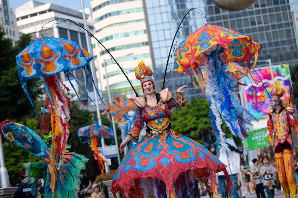 3月24日，人們參加“2024澳門(mén)國(guó)際幻彩大巡游”。新華社發(fā)（張金加攝）