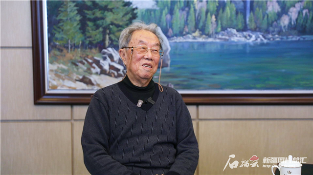 王蒙接受專訪。天山網(wǎng)-新疆日報(bào)記者 銀璐攝