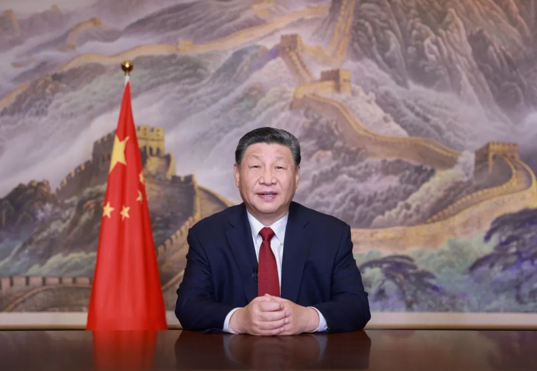 新年前夕，國(guó)家主席習(xí)近平通過中央廣播電視總臺(tái)和互聯(lián)網(wǎng)，發(fā)表二〇二五年新年賀詞。新華社記者 鞠鵬 攝