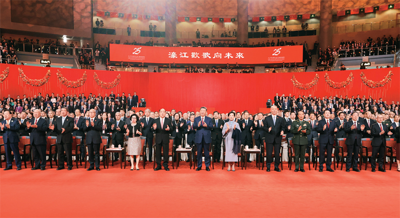 2024年12月19日晚，慶祝澳門回歸祖國25周年文藝晚會(huì)在澳門東亞運(yùn)動(dòng)會(huì)體育館舉行。中共中央總書記、國家主席、中央軍委主席習(xí)近平觀看演出。晚會(huì)最后，習(xí)近平同全場觀眾一起高唱《歌唱祖國》。 新華社記者 丁林/攝