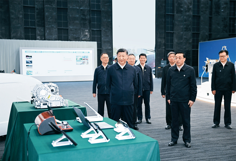 2024年10月17日至18日，中共中央總書記、國家主席、中央軍委主席習(xí)近平在安徽考察。這是17日下午，習(xí)近平在合肥濱湖科學(xué)城察看安徽省重大科技創(chuàng)新成果集中展示。 新華社記者 謝環(huán)馳/攝
