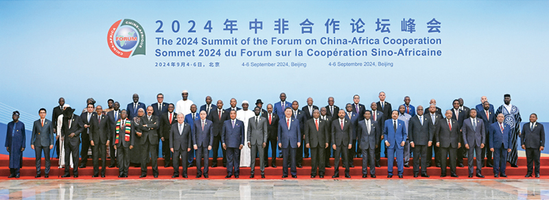 2024年9月5日上午，國家主席習(xí)近平在北京人民大會(huì)堂出席中非合作論壇北京峰會(huì)開幕式并發(fā)表主旨講話。這是開幕式前，習(xí)近平同出席峰會(huì)的外方領(lǐng)導(dǎo)人集體合影。 新華社記者 饒愛民/攝