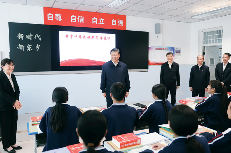 2024年6月18日至19日，中共中央總書記、國家主席、中央軍委主席習(xí)近平在青?？疾?。這是18日下午，習(xí)近平在果洛西寧民族中學(xué)高一（1）班觀摩“新時(shí)代、新家鄉(xiāng)”主題思政課。 新華社記者 鞠鵬/攝