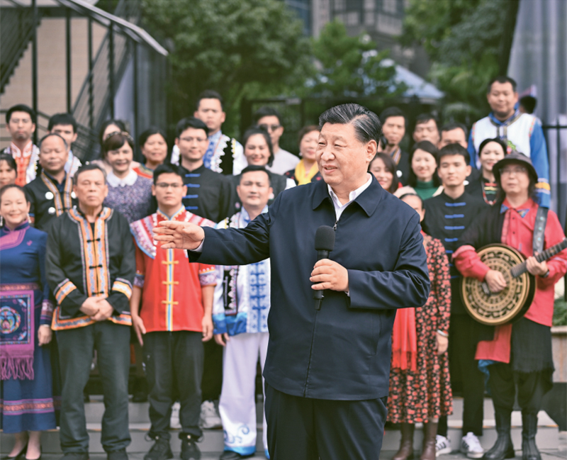 2023年12月14日至15日，中共中央總書記、國家主席、中央軍委主席習(xí)近平在廣西考察。這是14日上午，習(xí)近平在南寧市良慶區(qū)蟠龍社區(qū)考察時(shí)，同社區(qū)各族群眾親切交流。 新華社記者 燕雁/攝