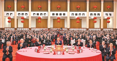 1月27日，中共中央、國(guó)務(wù)院在北京人民大會(huì)堂舉行2025年春節(jié)團(tuán)拜會(huì)。黨和國(guó)家領(lǐng)導(dǎo)人習(xí)近平、李強(qiáng)、趙樂際、王滬寧、蔡奇、丁薛祥、李希、韓正等同首都各界人士歡聚一堂、共迎佳節(jié)。新華社記者??謝環(huán)馳攝