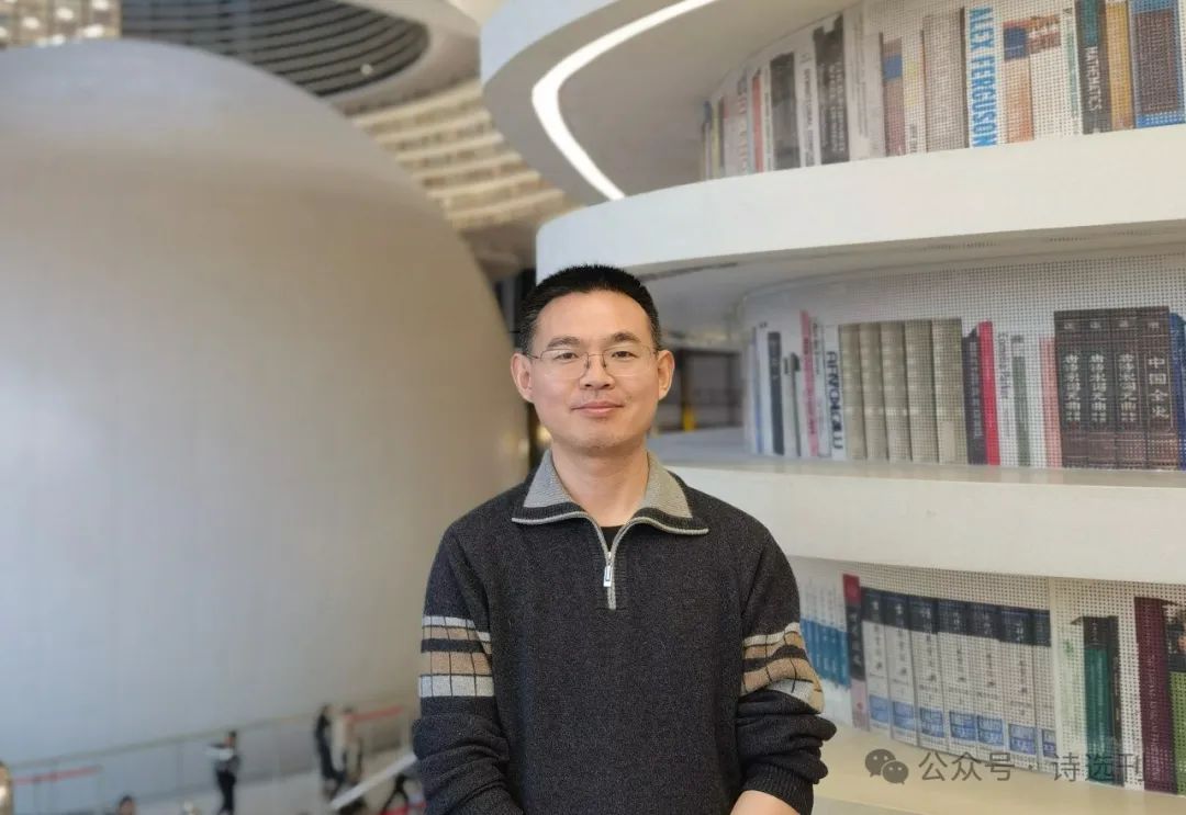 宋煜，本名宋立理，河北隆堯人，中國(guó)作家協(xié)會(huì)會(huì)員、河北省作家協(xié)會(huì)會(huì)員。曾出版長(zhǎng)篇小說(shuō)《穿越玫瑰》，詩(shī)歌散見(jiàn)于《詩(shī)刊》《星星》《揚(yáng)子江詩(shī)刊》《詩(shī)選刊》等刊物，曾入選河北文學(xué)排行榜·詩(shī)歌榜。