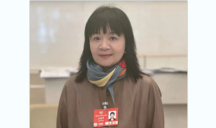 全國(guó)政協(xié)委員、中國(guó)視協(xié)副主席、上影集團(tuán)編劇王麗萍