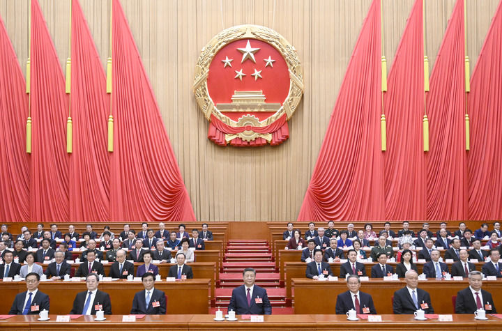 3月11日下午，第十四屆全國(guó)人民代表大會(huì)第三次會(huì)議在北京人民大會(huì)堂閉幕。黨和國(guó)家領(lǐng)導(dǎo)人習(xí)近平、李強(qiáng)、王滬寧、蔡奇、丁薛祥、李希、韓正等在主席臺(tái)就座。新華社記者 李學(xué)仁 攝
