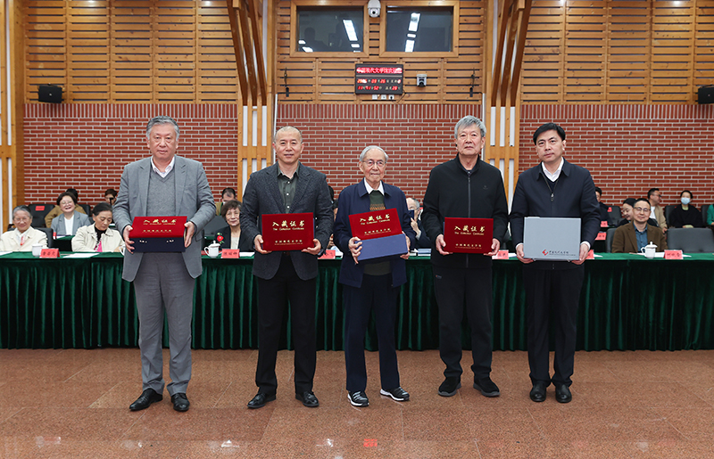 束沛德、畢飛宇、孫甘露、阿英長孫錢榮毅向中國現(xiàn)代文學館捐贈珍貴文獻，王軍接受捐贈