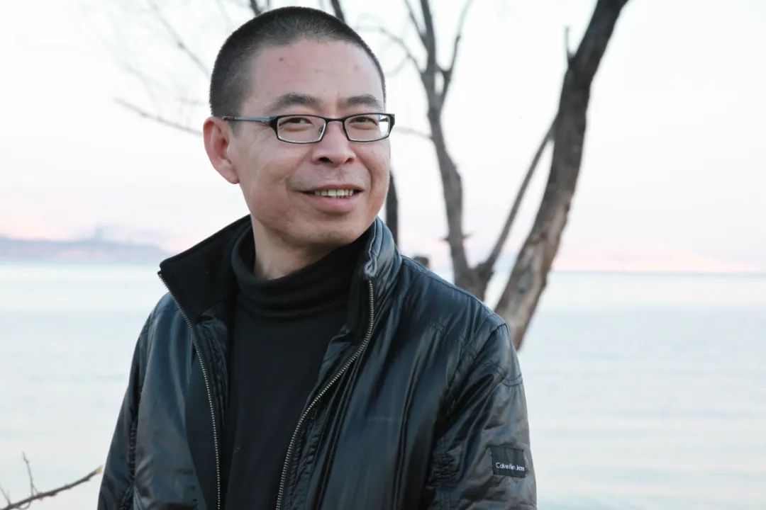 李亞偉，1963年出生于重慶市酉陽縣。創(chuàng)作過《男人的詩》《醉酒的詩》《空虛的詩》《航海志》《野馬與塵?！贰逗游髯呃仁闱椤返乳L詩和組詩，出版有詩集《豪豬的詩篇》《紅色歲月》《酒中的窗戶》《我在雙魚座上給你寫信》以及文論集《詩歌與先鋒》、文化隨筆《人間宋詞》等；獲第四屆華語文學傳媒2005年度詩人獎、第一屆魯迅文化獎年度詩歌獎、首屆屈原詩歌金獎等。