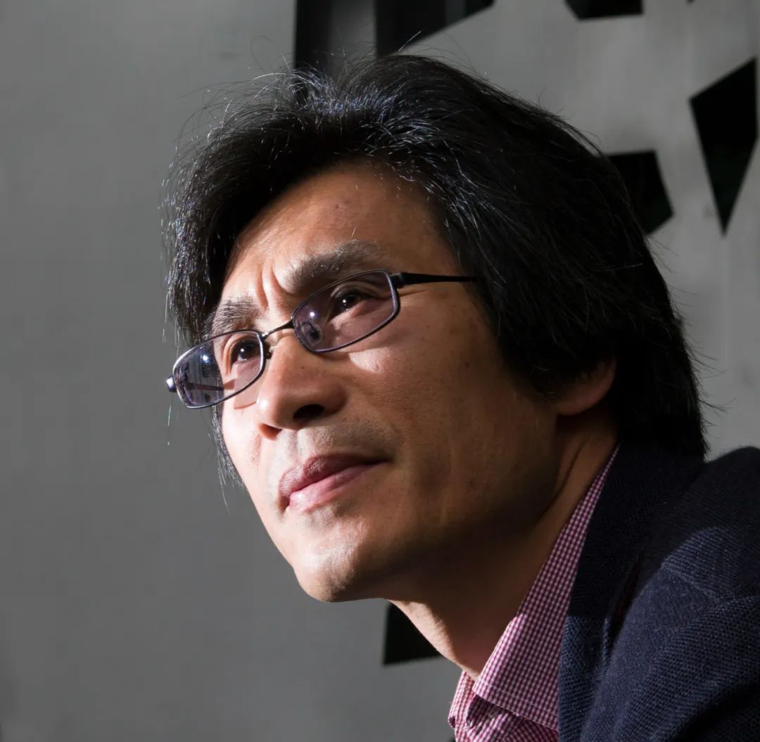 樹才，原名陳樹才。詩人、翻譯家。浙江寧波人?，F(xiàn)供職于中國社會科學院外國文學研究所。已出版詩集、譯詩集二十余部。曾獲“徐志摩詩歌獎”、“李叔同國際詩歌獎”等。2008年獲法國政府頒發(fā)的“教育騎士”勛章，2023年又獲“藝術(shù)和文學騎士”勛章。