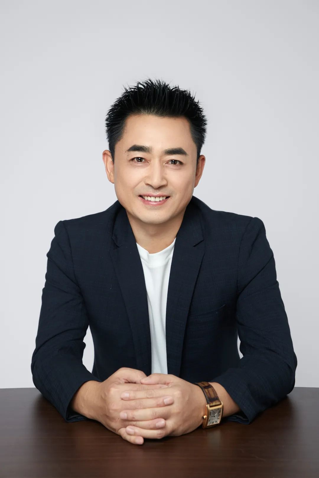 王峰，中國作家協(xié)會會員，中國詩歌學會會員?，F(xiàn)為波音客機資深機長。曾獲第六屆泰山文藝獎，第二屆艾青詩歌獎。詩作發(fā)表于《人民文學》《詩刊》《十月》《作品》《詩歌月刊》《星星》《草堂》《鐘山》。出版詩集《三萬英尺》《睡在溪邊的魚》《天際線》《下垂的時間》。