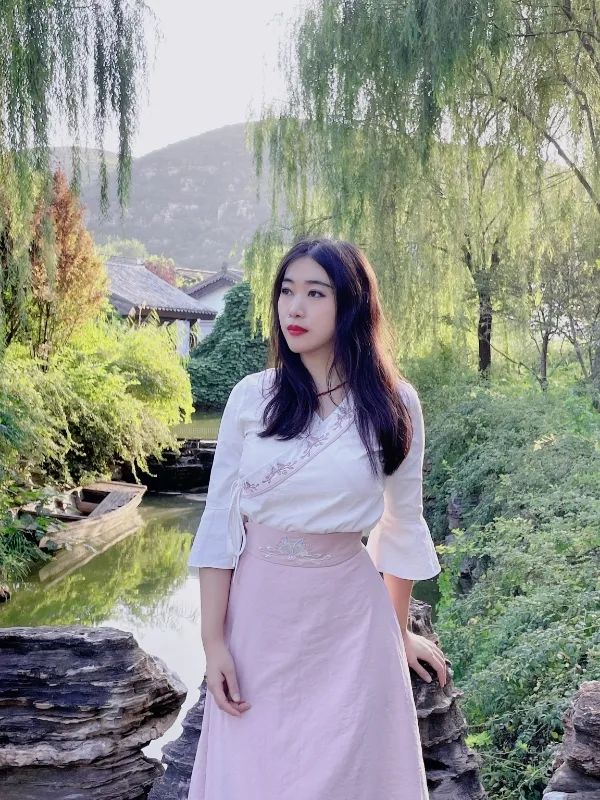 楊碧薇，中央民族大學文學博士，北京大學藝術(shù)學博士后。中國作家協(xié)會會員，中國文藝評論家協(xié)會會員。學術(shù)研究涉及文學、搖滾、民謠、電影、攝影、裝置等。出版《下南洋》《去火星旅行》等詩集、散文集、學術(shù)批評集等多部。主講個人網(wǎng)課《由淺入深讀懂漢語新詩》入駐騰訊視頻。