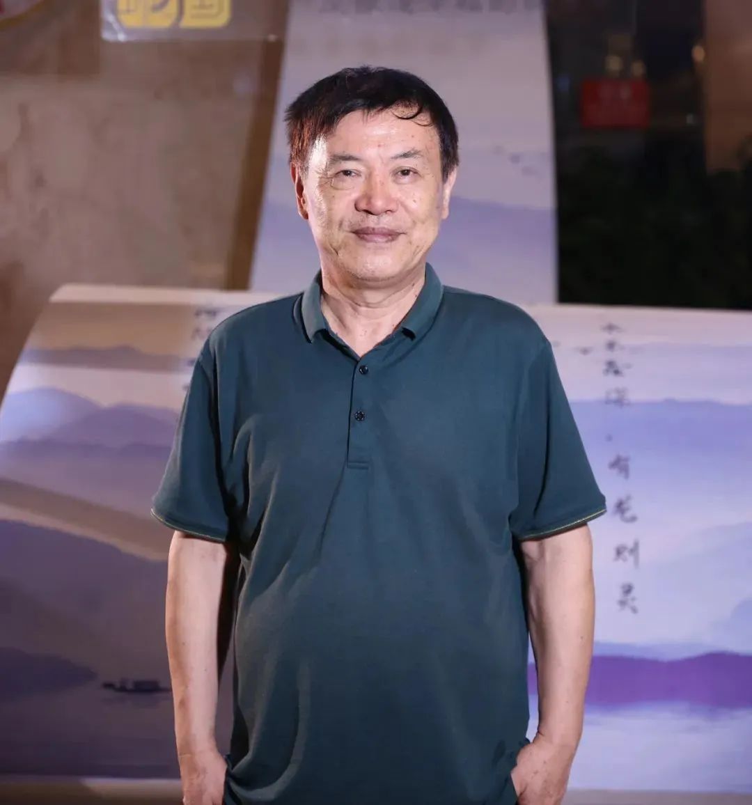 陸健，中國傳媒大學教授，中國詩歌學會常務(wù)理事。20世紀80年代初開始發(fā)表作品，先后創(chuàng)作發(fā)表詩歌、散文、評論等作品近千件，出版《窗戶嘹亮的聲音》《名城之門》等詩集與文藝評論集近30部，逐步形成了“紀實性詩歌”的寫作風格。
