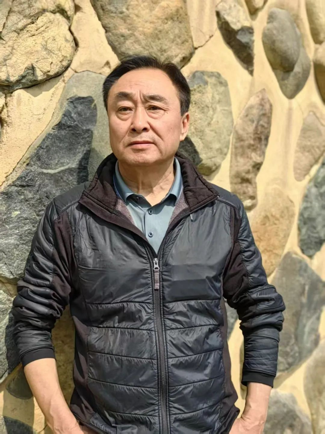 王學芯，出生在北京，長在無錫。中國作家協(xié)會會員，中國詩歌學會理事。參加第十屆青春詩會。獲郭沫若詩歌獎、十月文學獎、鍾山文學獎、《作家》第三屆詩歌獎、《星星》詩歌獎、紫金山文學獎、中國第五屆長詩獎，部分詩歌譯介國外。出版《雙唇》《這里那里》《天上的草原》《飛塵》《遷變》《老人院》《光域里》等15部詩集。