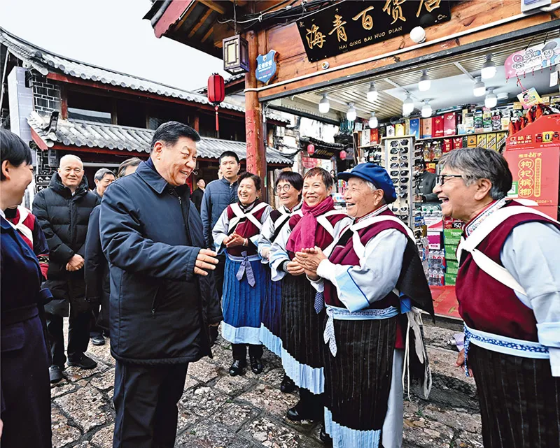 2025年3月19日至20日，中共中央總書記、國家主席、中央軍委主席習(xí)近平在云南考察。這是19日下午，習(xí)近平在麗江古城考察時(shí)，與當(dāng)?shù)鼐用裼H切交流。 新華社記者 燕雁/攝