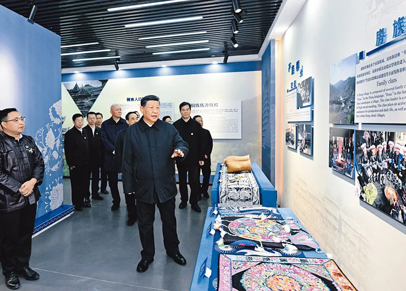 2025年3月17日至18日，中共中央總書記、國家主席、中央軍委主席習(xí)近平在貴州考察。這是17日下午，習(xí)近平在黔東南州黎平縣肇興侗寨侗族文化展示中心考察。 新華社記者 謝環(huán)馳/攝