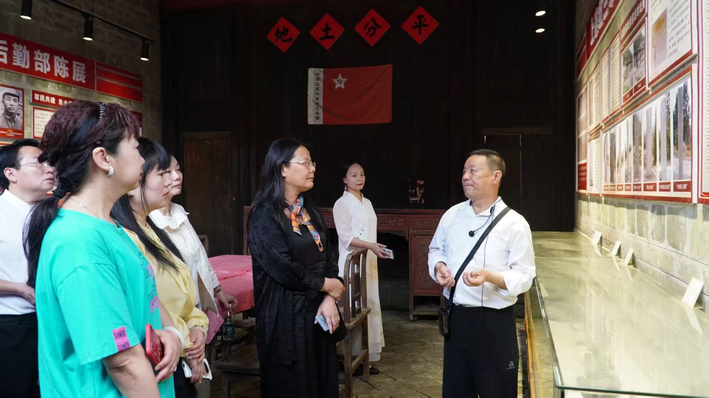 在上猶縣平富鄉(xiāng)上寨村參觀紅三軍團(tuán)兵工廠、后勤處舊址