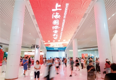 第二十七屆上海國際電影節(jié)期間，上海影城里人來人往。  　　主辦方供圖