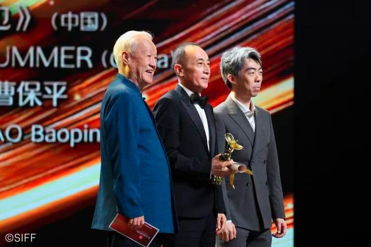在上海國(guó)際電影節(jié)閉幕式上，謝飛導(dǎo)演為金爵獎(jiǎng)最佳導(dǎo)演曹保平頒獎(jiǎng)