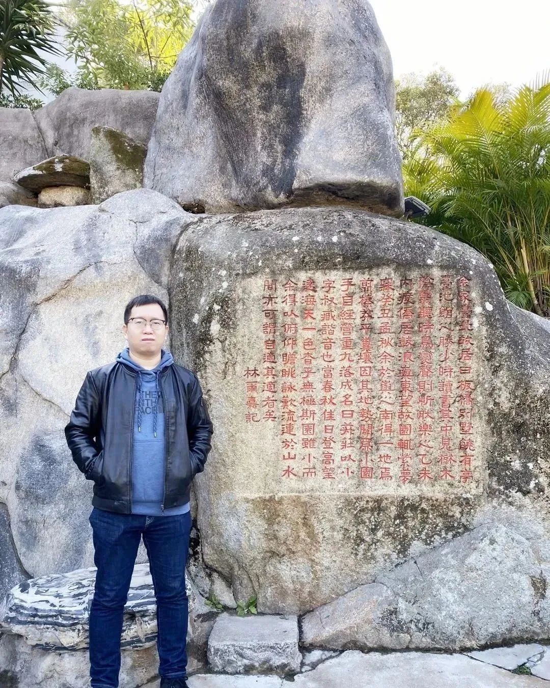 張象，中國作協(xié)會員，山西文學院簽約作家。小說見于《十月》《上海文學》《青年文學》等刊物，出版作品有《外省青年》等三部。