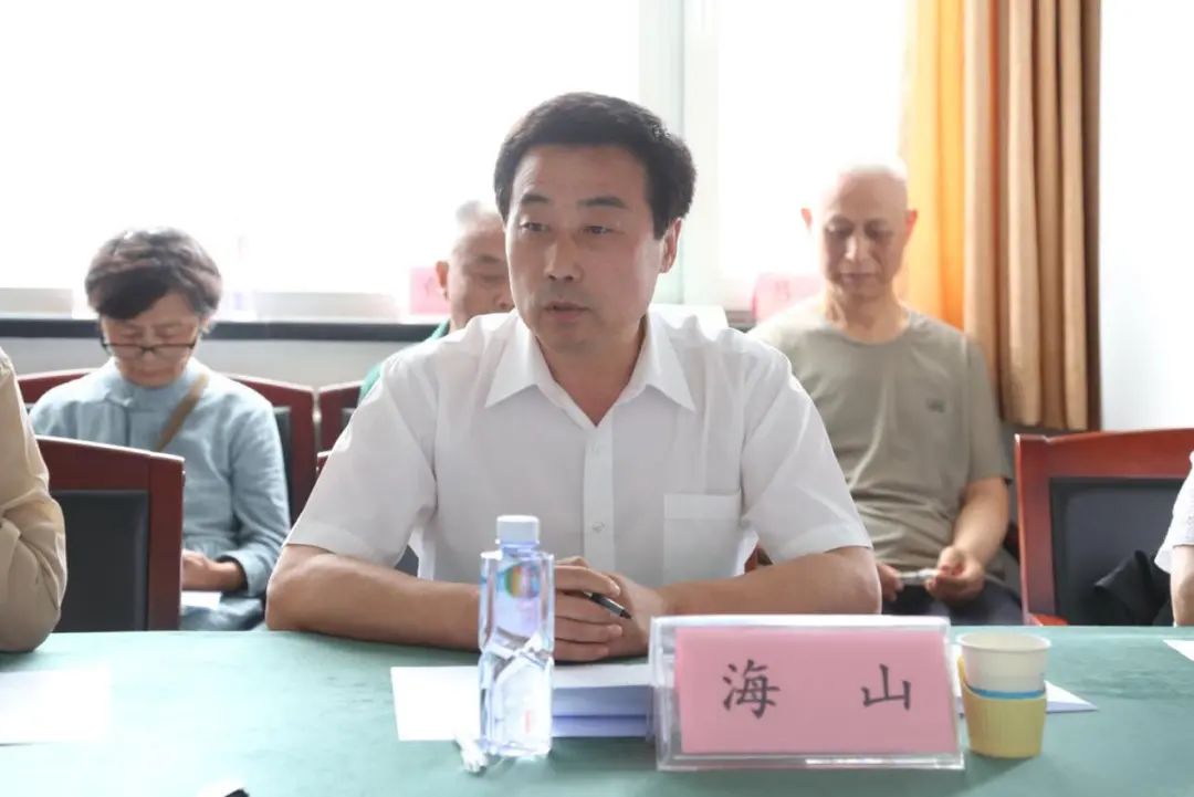 內蒙古文聯(lián)黨組成員、副主席海山致辭