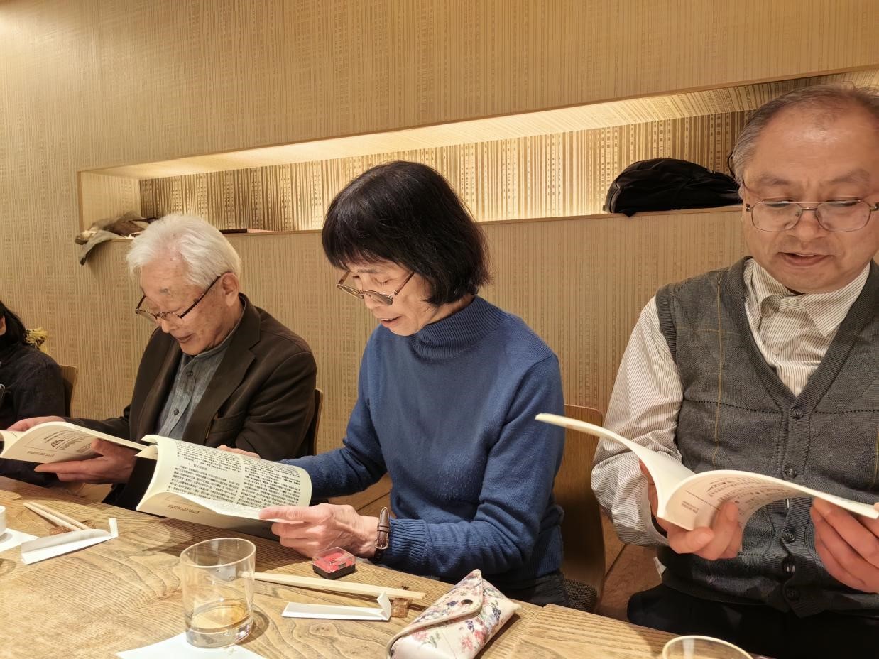 4月13日-16日，中國作家代表團訪問日本“《人民文學》讀書會”并贈送雜志創(chuàng)刊號復刻版，帶去雜志社對老讀者的問候。該讀書會成立于20世紀80年代，至今堅持閱讀研究《人民文學》