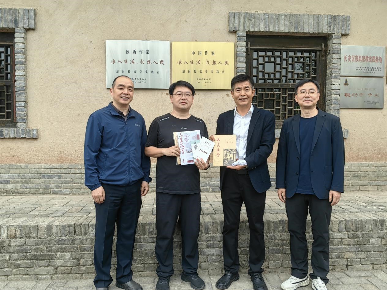 5月27日，《人民文學》參加中國作家“深入生活、扎根人民”新時代文學實踐點工作會暨現(xiàn)場調(diào)研活動，為西安市長安區(qū)柳青紀念館贈送新刊及創(chuàng)刊號復刻本、手賬本等文創(chuàng)