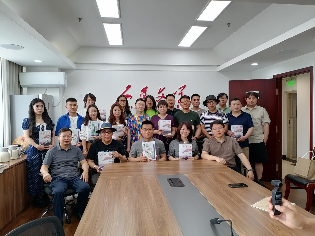 6月30日，內(nèi)蒙古《草原》雜志社攜“草原十二騎手”作家代表走進《人民文學》交流辦刊經(jīng)驗