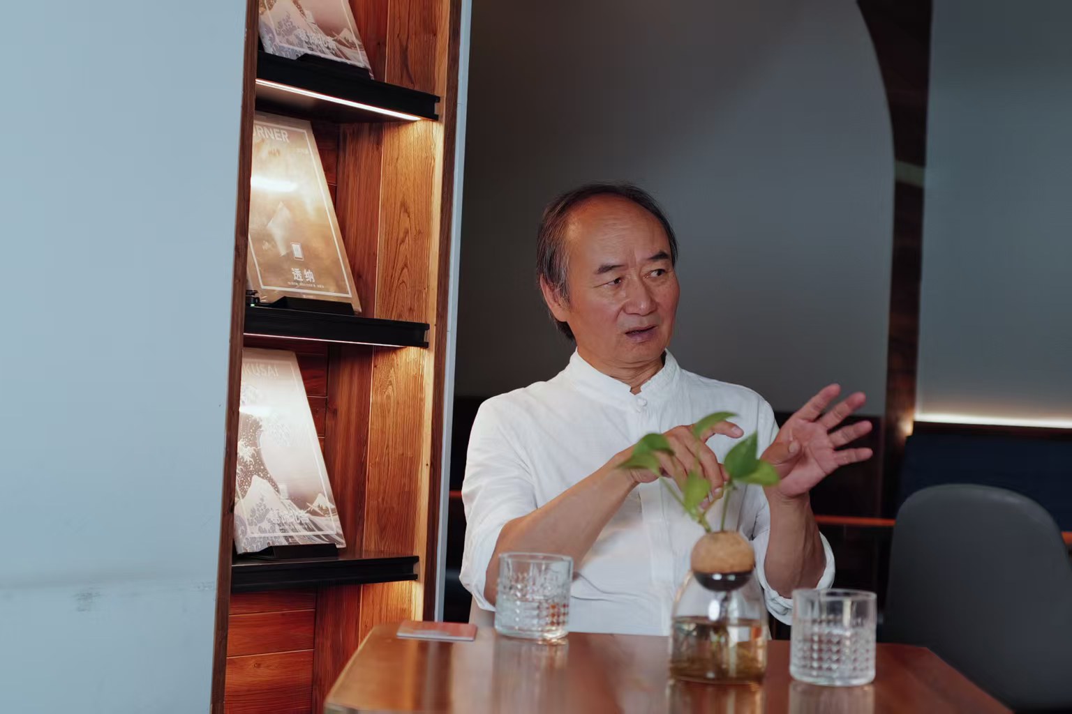 劉亮程在上海朵云書院戲劇店接受澎湃新聞·文學(xué)花邊獨(dú)家專訪。攝影：周澤洋