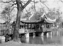 抗戰(zhàn)中的上海公園　　若是以上海的公園作為線索，也會浮現(xiàn)出一段屈辱與抗?fàn)幗豢?、傷害與堅韌并存的抗戰(zhàn)史。[詳細(xì)]