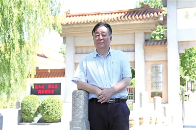 王安潤(rùn)，中國(guó)電影家協(xié)會(huì)會(huì)員，中國(guó)報(bào)告文學(xué)學(xué)會(huì)會(huì)員，中國(guó)散文學(xué)會(huì)會(huì)員，新疆報(bào)告文學(xué)創(chuàng)作委員會(huì)副主任。享受國(guó)務(wù)院政府特殊津貼專家。全國(guó)優(yōu)秀新聞工作者、全國(guó)“德藝雙馨”電視藝術(shù)工作者。國(guó)家一級(jí)編劇。石河子大學(xué)客座教授，自治區(qū)藝術(shù)學(xué)院、塔里木大學(xué)碩士生導(dǎo)師。兵團(tuán)電影電視藝術(shù)家協(xié)會(huì)原副主席兼秘書長(zhǎng)；兵團(tuán)廣播電視臺(tái)原黨委委員、副臺(tái)長(zhǎng)。出版?zhèn)€人專著18部，其中，《沙海擊浪》《在六分之一國(guó)土上》分獲兵團(tuán)精神文明建設(shè)“五個(gè)一工程”獎(jiǎng)。擔(dān)任主創(chuàng)的電影、紀(jì)錄片、廣播劇多次獲得中國(guó)電視金鷹獎(jiǎng)、中國(guó)電視星光獎(jiǎng)，及天山文藝獎(jiǎng)、新疆電視文藝一等獎(jiǎng)、新疆廣播文藝一等獎(jiǎng)、兵團(tuán)“五個(gè)一工程”獎(jiǎng)、綠洲文藝獎(jiǎng)等。其中，《無(wú)罪》獲第50屆休斯敦國(guó)際電影節(jié)“白金雷米獎(jiǎng)”，《杰米拉》獲第23屆上海國(guó)際電影節(jié)組委會(huì)大獎(jiǎng)，《我的阿恰》被中國(guó)電影資料館收藏，《守護(hù)者》獲電影頻道收視率第三、市場(chǎng)占有率第四佳績(jī)。《小白楊》、《血緣》分獲第三屆、第八屆亞洲微電影藝術(shù)節(jié)“金海棠”獎(jiǎng)最佳作品獎(jiǎng)和優(yōu)秀編劇獎(jiǎng)，《一路有你》獲第三屆戛納微電影國(guó)際電影節(jié)大獎(jiǎng)。長(zhǎng)篇報(bào)告文學(xué)《太陽(yáng)遲落的高原》獲2023年中國(guó)作家協(xié)會(huì)重點(diǎn)作品扶持。